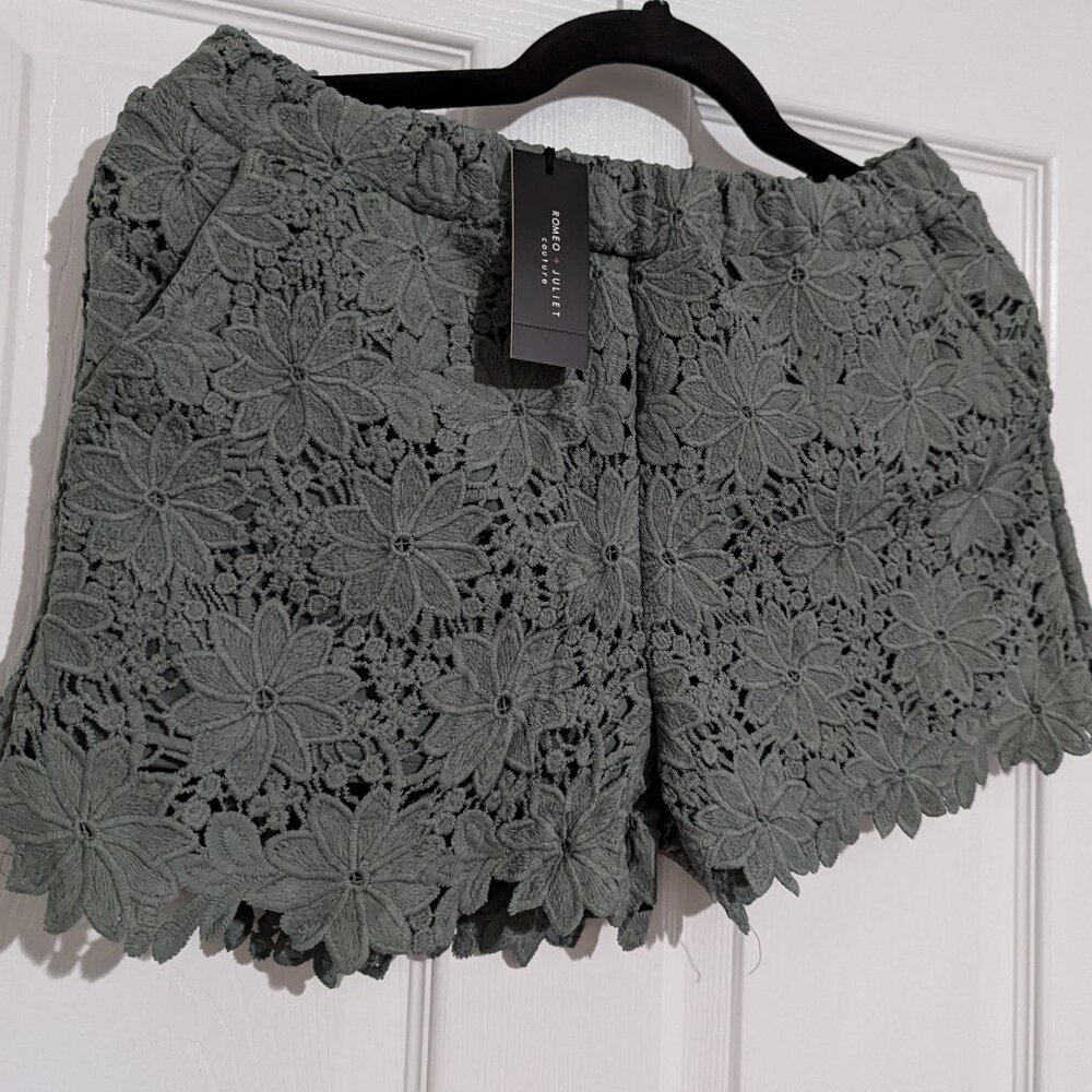 NWT Romeo & Juliet Sage Green Floral Crochet Mini Shorts With Pockets Sz S